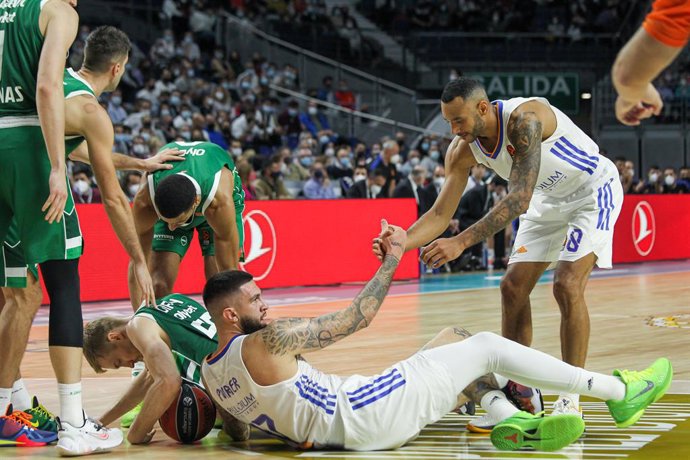 Archivo - Vicent Poirier and Adam Hanga of Real Madrid in action during Turkish Airlines Euroleague basketball match between Real Madrid and Zalgiris at Wizink Center on November 12th, 2021 in Madrid, Spain.