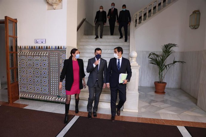 De izquierda a derecha, la secretaria general del PP andaluz, Loles López; el presidente de la Junta, Juanma Moreno, y el portavoz parlamentario del PP, José Antonio Nieto.