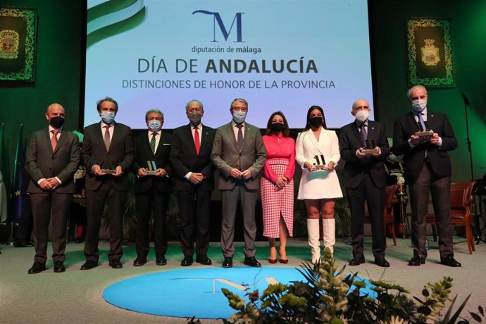 Salado, De la Torre, Navarro y Salas en la entrega de los premios 'M de Málaga' a la karateca María Torres, Bancosol, Aertec, la revista La Saeta y el Cuerpo Consular de Málaga