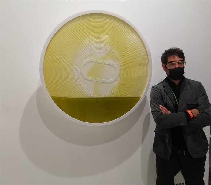 El artista Solimán López, junto a su obra NFT en Arco