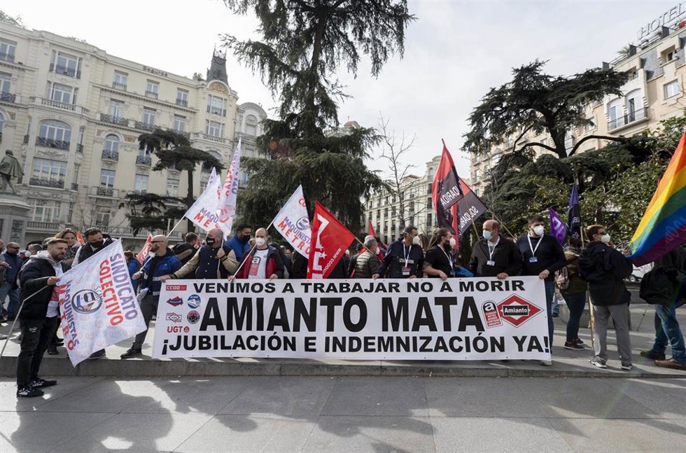 Varias personas con una pancarta en la que se lee: 'Amianto mata', participan en una concentración de los sindicatos del comité de empresa de Metro de Madrid, frente al Congreso de los Diputados, a 23 de febrero de 2022, en Madrid (España). 