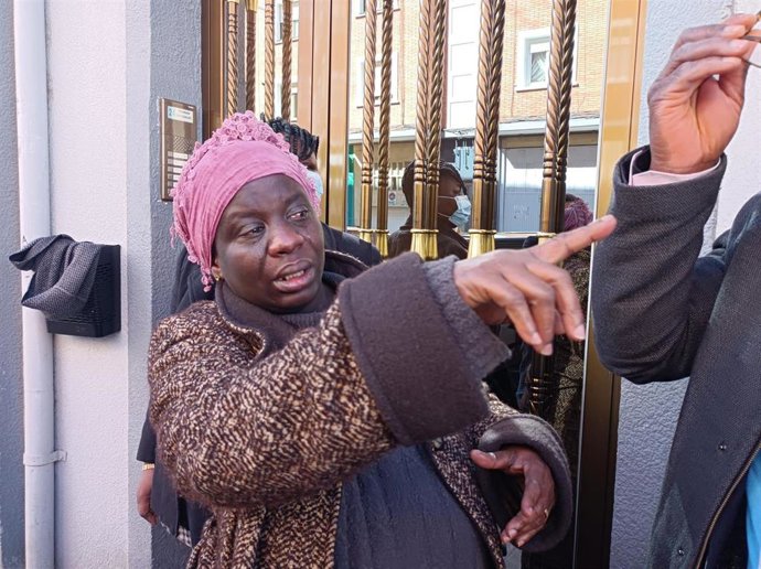 La mujer del marinero ghanés fallecido en el Villa Pitanxo, Rose Obuadey, visiblemente afectada a las puertas de su domicilio en Miranda de Ebro (Burgos).