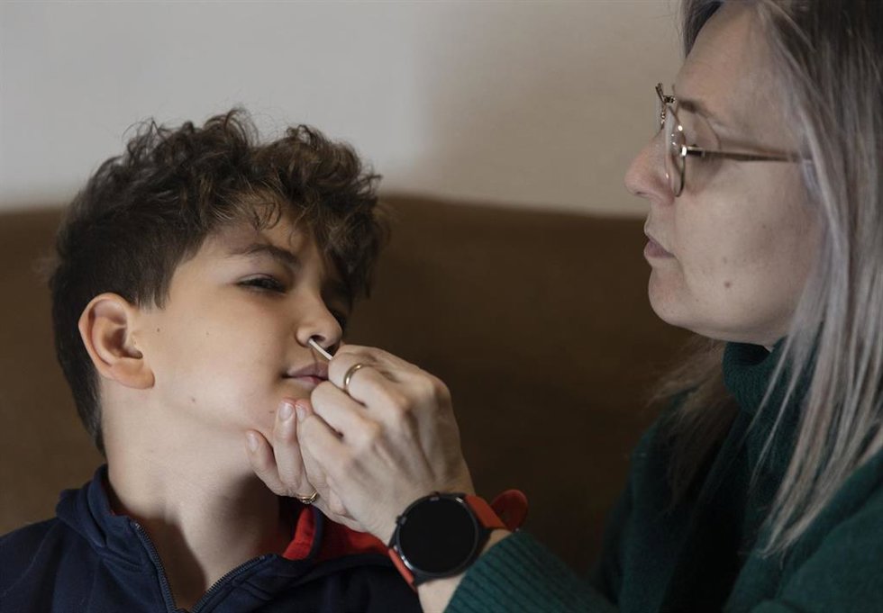 Archivo - Un niño se hace un test de antígenos en casa.
