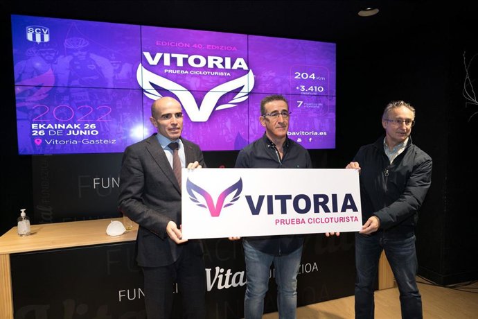 De izquierda a derecha: Axier Urresti, director Ejecutivo de Fundación Vital Fundazioa, Luis Ruiz, de Sociedad Ciclista Vitoriana, y Eduardo Martínez, director de Ascentium eventos deportivos.