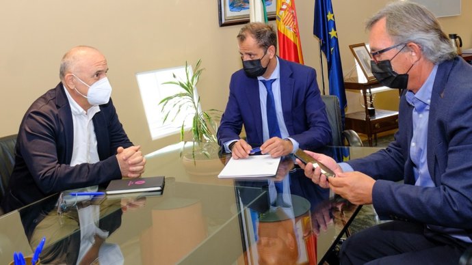 El director general de Radio Televisión de Andalucía (RTVA), Juande Mellado, se ha reunido en la mañana de este miércoles con el director general de la Corporación Extremeña de Medios Audiovisuales (Cexma), Dámaso Castellote.