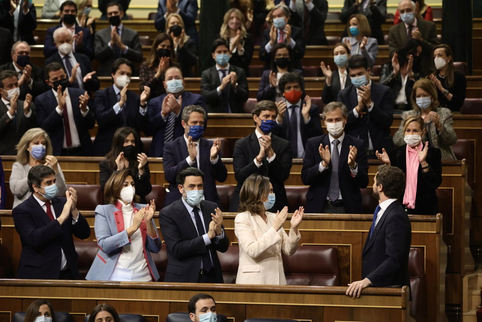 La portavoz del PP en el Congreso, Cuca Gamarra, acompañada de otros miembros del PP en el Congreso, aplauden al líder del PP, Pablo Casado (d), a su llegada a una sesión plenaria, en el Congreso de los Diputados, a 23 de febrero