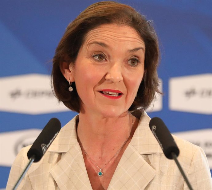 La ministra de Industria, Comercio y Turismo, Reyes Maroto, interviene en un desayuno organizado por Nueva Economía Fórum, en el Hotel Mandarin Oriental Ritz, a 17 de febrero de 2022, en Madrid (España).
