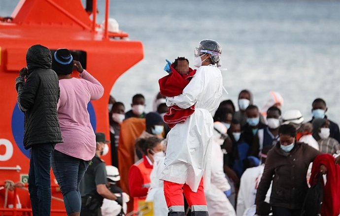 Archivo - Mujeres migrantes tras llegar en una patera a Fuerteventura.