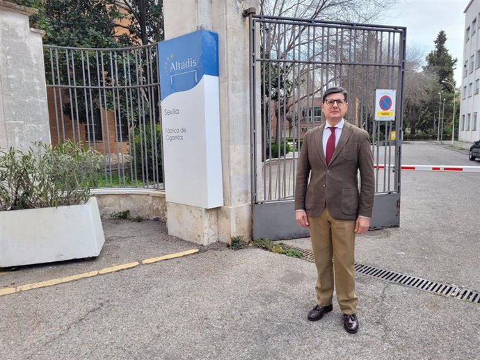 El portavoz de Cs en el Ayuntamiento de Sevilla, Álvaro Pimentel, en la puerta de la antigua fábrica de tabacos.