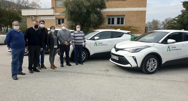 Aranda (c), junto a personal de la Delegación, con los nuevos vehículos.