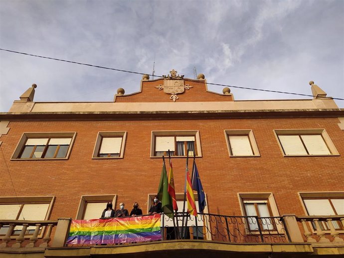 El Ayuntamiento de la localidad valenciana de Bétera cuelga la bandera LGTBI en su balcón