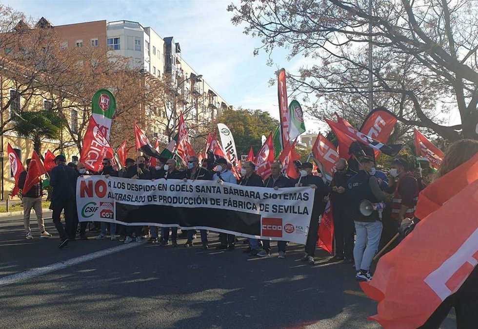 Concentración de la plantilla de Santa Bárbara Sistemas de Alcalá de Guadaíra.