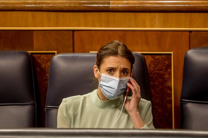 La ministra de Igualdad, Irene Montero, en una sesión plenaria en el Congreso de los Diputados, a 22 de febrero de 2022, en Madrid (España).  El Pleno del Congreso debate y vota hoy la proposición de ley de Unidas Podemos para impulsar una empresa públi