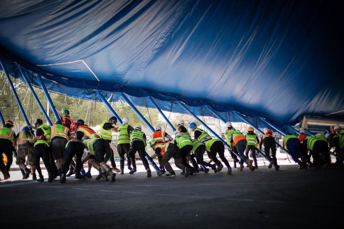 Instalación del Cirque du Soleil de su carpa para el espectáculo 'Luzia' en el Districte Cultural de L'Hospitalet de Llobregat (Barcelona)