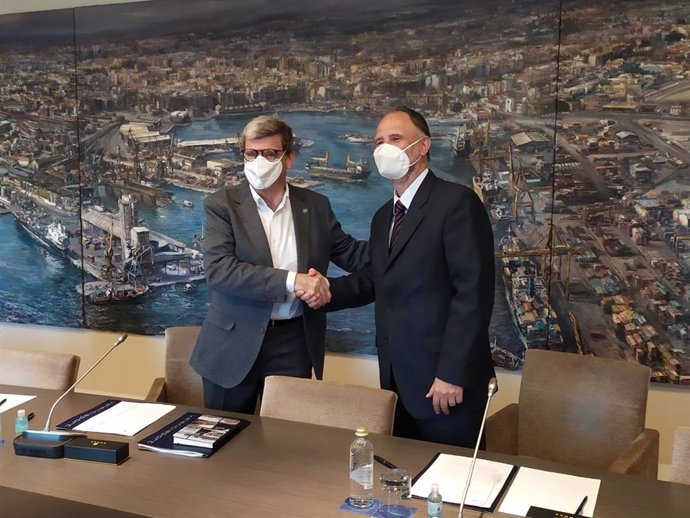 El presidente de la Autoridad Portuaria de Valncia, Aurelio Martínez y el director del Centro Nacional del Hidrógeno (CNH2), Emilio Nieto, firman un convenio para impulsar el hidrógeneo en la instalaciones portuarias