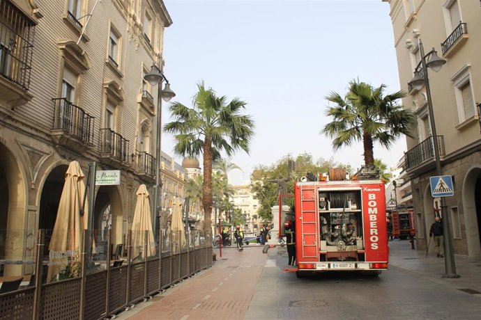 Archivo - Archvo. Actuación de los bomberos en Huelva capital. 