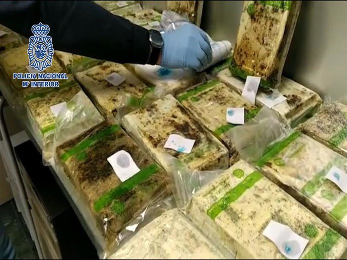 Detenidos tres hombres que llegaron de Colombia a Barajas con 100 kilos de cocaína en sus maletas