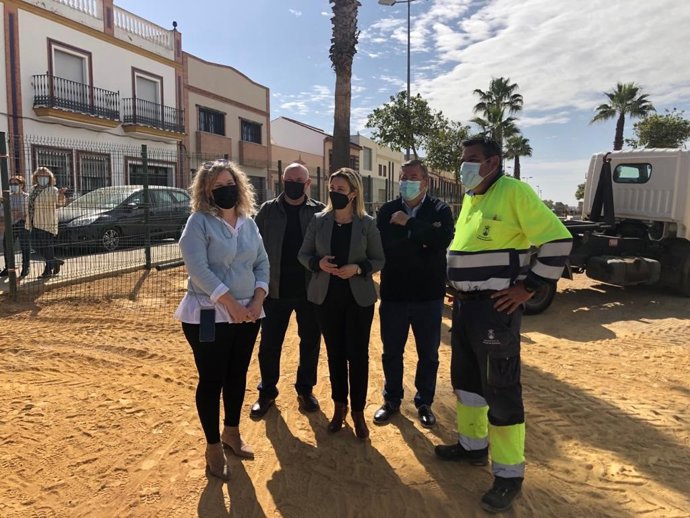 La alcaldesa de Alcalá, Ana Isabel Jiménez, comprueba las mejoras en el parque-mirador de la barriada del Castillo.
