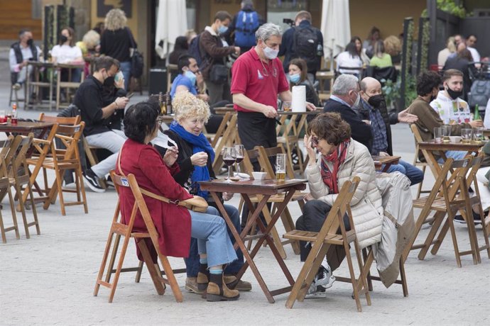 Archivo - Una terraza llena de gente durante el primer día del puente de Semana Santa, en Gijón, Asturias (España), a 1 de abril de 2021. La región de Asturias permanece cerrada hasta el final del estado de alarma, previsto para el 9 de mayo. Otras de l