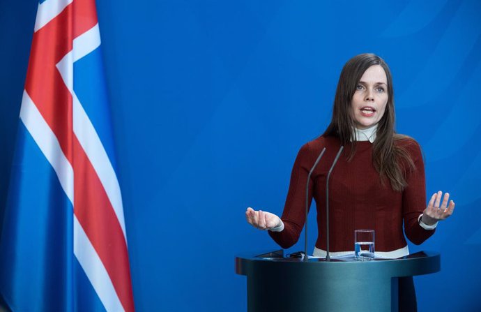 Archivo - FILED - 19 March 2018, Berlin: Icelandic Prime Minister Katrin Jakobsdottir attends a press conference with then German Chancellor Angela Merkel (not pictured) ahead of their meeting at the Chancellery. Jakobsdottir, has contracted the coronav