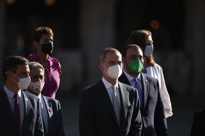 Archivo - La presidenta del Govern, Francina Armengol, junto al rey Felipe VI, el presidente del Gobierno central, Pedro Sánchez, y otros presidentes autonómicos, en Salamanca, en la XXIV Conferencia de Presidentes.