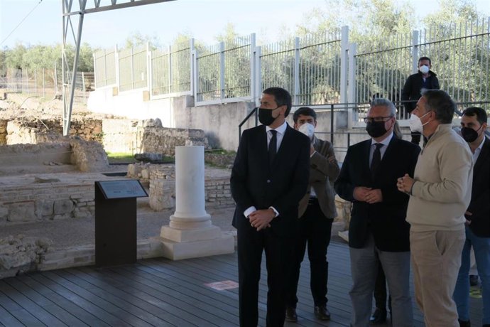 El delegado del Gobierno de España en Andalucía, Pedro Fernández, y el alcalde de Puente Genil, Esteban Morales, en el yacimiento de Fuente Álamo.