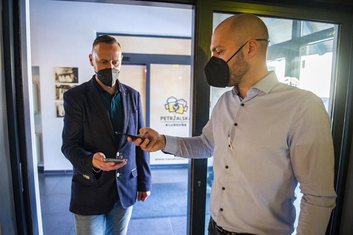 Archivo - Certificado de vacunación en un establecimiento de hostelería en Eslovaquia