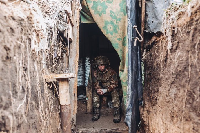 Un soldado del ejército ucraniano toma un descanso en el interior de una trinchera en el frente de Niu York, a 22 de febrero de 2022, Niu York, Oblast de Donetsk (Ucrania). Rusia reconoció ayer la independencia de las autoproclamadas 'repúblicas' de Don