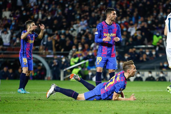 Luuk de Jong and Ferran Torres of FC Barcelona lament during the Europa League match between FC Barcelona and SSC Napoli at Camp Nou Stadium on February 17, 2022 in Barcelona.