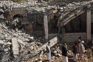 Archivo - Escombros de una prisión en Saná, capital de Yemen, tras un bombardeo de las fuerzas saudíes.