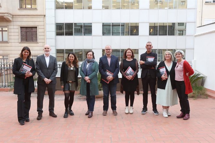 Presentació de l'informe 'Noves oportunitats i nínxols d?ocupació per a periodistes', amb el deg del Collegi de Periodistes Joan Maria Morros, el director general de Barcelona Activa Félix Ortega i la comissionada Raquel Gil