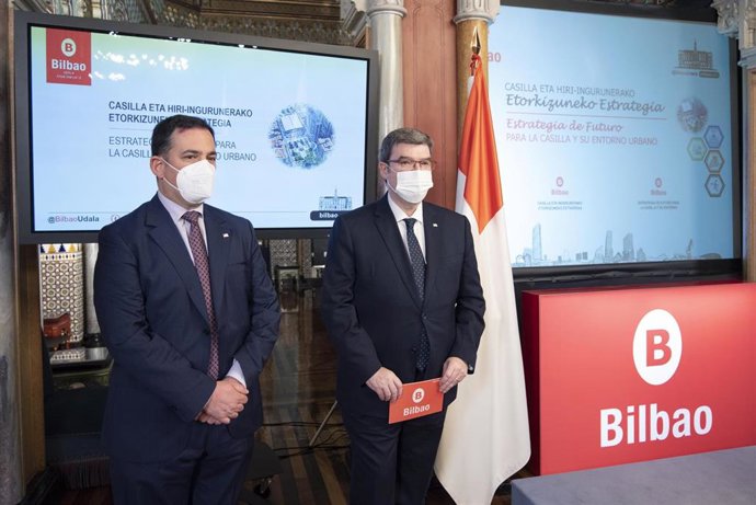 Imagen del concejal delegado del área de Obras, Planificación Urbana y Proyectos Estratégicos, Asier Abaunza, y del alcalde de Bilbao, Juan Mari Aburto.