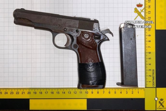 Pistola intervenida por la Guardia Civil de Melilla