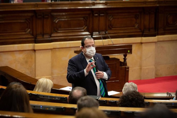 El conseller de Interior de la Generalitat de Catalunya, Joan Ignasi Elena, interviene en un pleno del Parlament de Catalunya, a 23 de febrero de 2022.