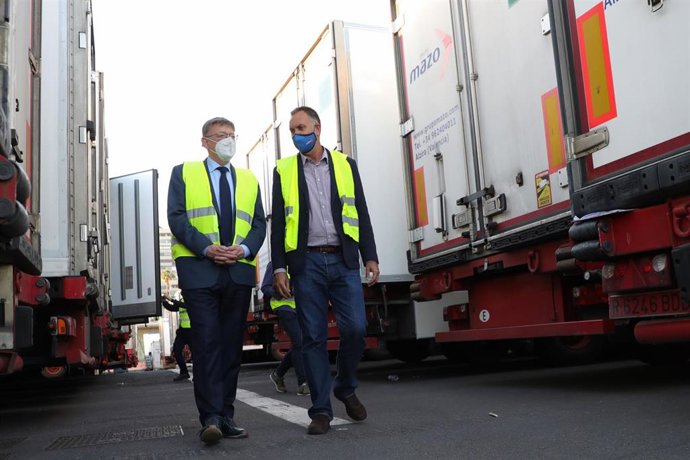 El presidente de la Generalitat, Ximo Puig, visita en Santa Cruz de Tenerife la base del Grupo Mazo