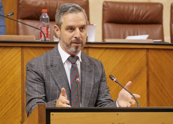 El consejero de Hacienda y Financiación Europea, Juan Bravo, en el Pleno del Parlamento andaluz.