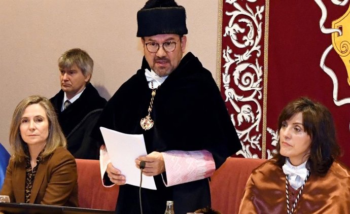 Archivo - O reitor da USC, Antonio López, durante a celebración do San Tomé.