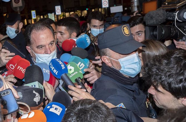 El presidente del PP del País Vasco, Carlos Iturgaiz, ofrece declaraciones a los medios de comunicación a su llegada a la sede de Génova, a 23 de febrero de 2022, en Madrid (España). 