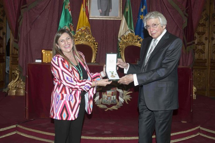 Irene García entrega las distinción de Hijo Predilecto de la Provincia de Cádiz.