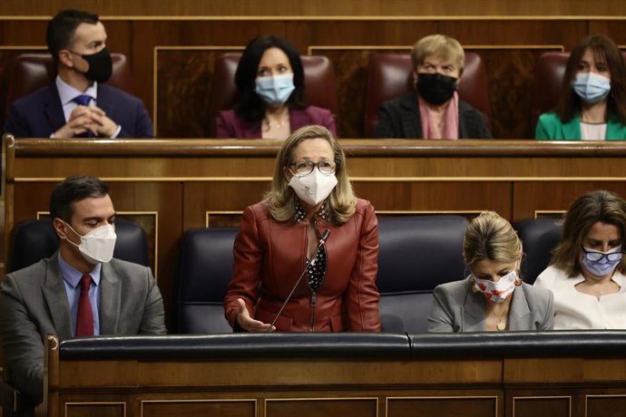 La ministra de Economía, Nadia Calviño, interviene en una sesión plenaria, en el Congreso de los Diputados