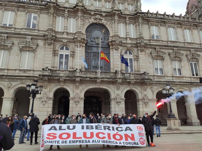 Trabajadores de Alu Ibérica, este jueves, en una concentración frente al Ayuntamiento de A Coruña