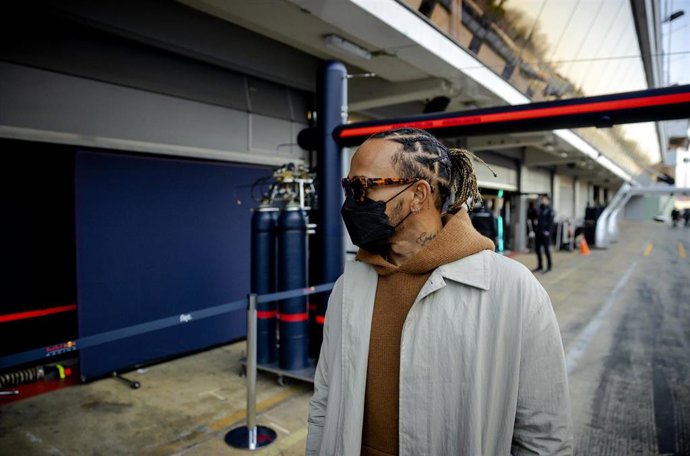 Lewis Hamilton en el paddock de Montmeló antes de afrontar el primer test de pretemporada en la Fórmula 1