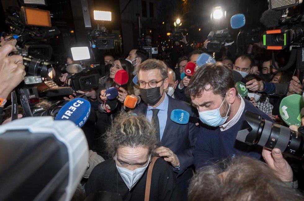 Varios 'barones' del PP piden a Casado dentro de la reunión en 'Génova' que lo deje hoy y dan su apoyo a Feijóo