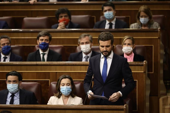 El líder del PP, Pablo Casado, interviene en una sesión plenaria, en el Congreso de los Diputados, a 23 de febrero de 2022, en Madrid (España). La sesión se ha celebrado en medio de una grave crisis interna en el PP, y con buena parte de los dirigentes 