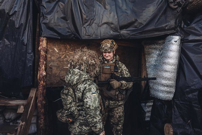 Dos soldados, del ejército ucraniano, conversan en la línea del frente, a 19 de febrero de 2022, en Avdiivka, Oblast de Donetsk (Ucrania). 
