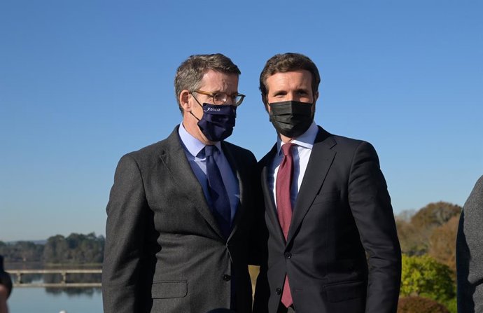 Archivo -  Alberto Núñez Feijoo (i)  i Pablo Casado (d). Foto d'arxiu.