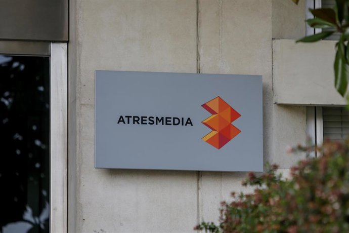 Archivo - Letras y logo de Atresmedia en la entrada al edificio de su sede