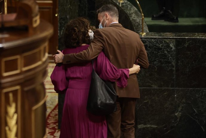 La ministra de Hacienda, María Jesús Montero, y el portavoz parlamentario del PSOE, Felipe Sicilia, conversan en una sesión plenaria, en el Congreso de los Diputados, a 23 de febrero de 2022, en Madrid (España). Durante el pleno, han debatido sobre la c