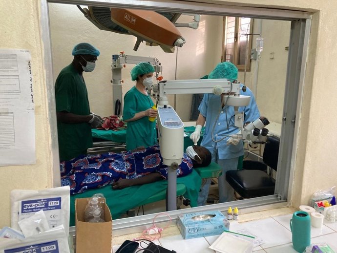 Intervención quirúrgica con motivo de las expediciones de Ilumináfrica ,en El Chad.