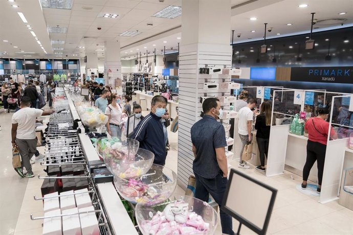 Archivo - Varias personas en Primark del parque comercial Xanadú, en una imagen de archivo.